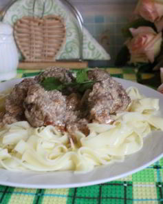 Лапша с мясными фрикадельками в молочном соусе