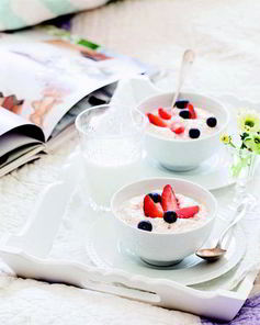 Миндально-кремовый рис с ягодами