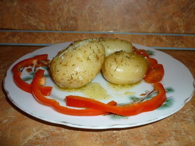 Рецепт молодого картофеля с чесночно-укропным маслом