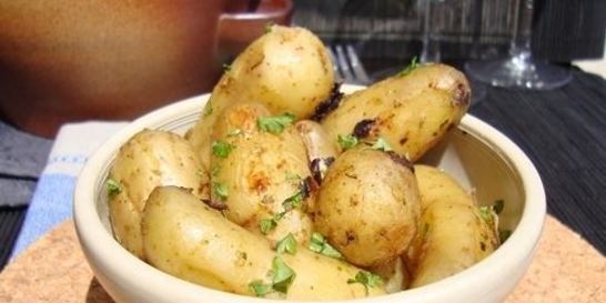Молодой картофель с чесноком и петрушкой