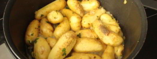 молодой картофель с чесноком и петрушкой. Шаг 4