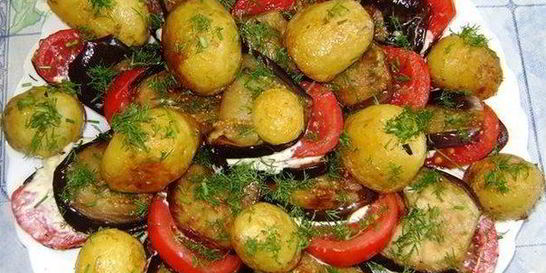 Молодой картофель с овощами