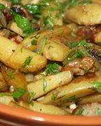 Молодой картофель, жареный с грибами, луком и домашней колбасой