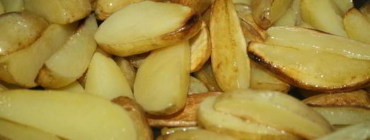 молодой картофель, жареный с грибами, луком и домашней колбасой. Шаг 2