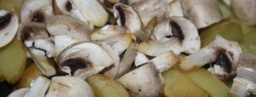 молодой картофель, жареный с грибами, луком и домашней колбасой. Шаг 3