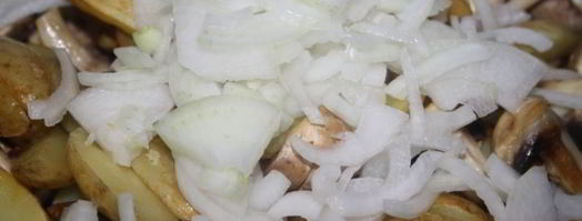 молодой картофель, жареный с грибами, луком и домашней колбасой. Шаг 4