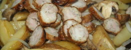 молодой картофель, жареный с грибами, луком и домашней колбасой. Шаг 5