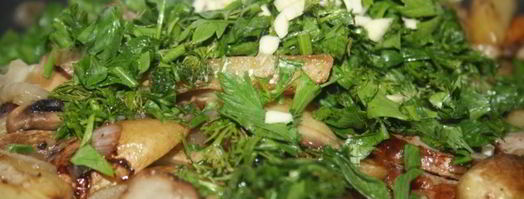 молодой картофель, жареный с грибами, луком и домашней колбасой. Шаг 6