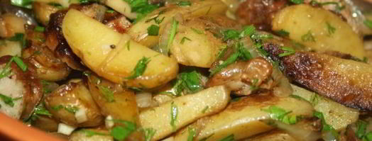 молодой картофель, жареный с грибами, луком и домашней колбасой. Шаг 7