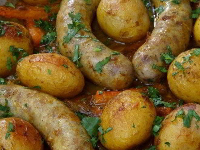 Рецепт печеного картофеля с колбасками