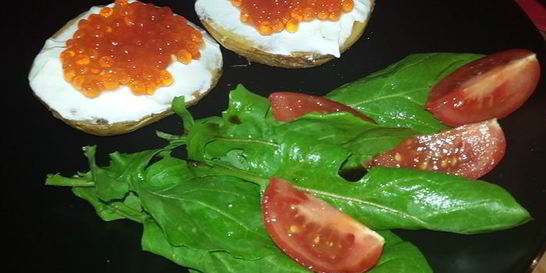 Печеный картофель с красной икрой
