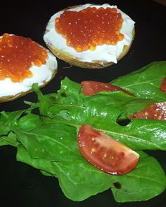 Печеный картофель с красной икрой