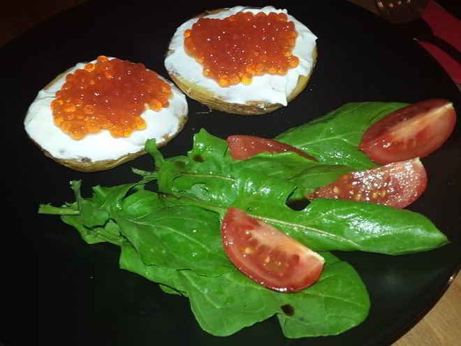 Рецепт печеного картофеля с красной икрой