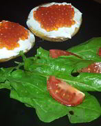 Печеный картофель с красной икрой