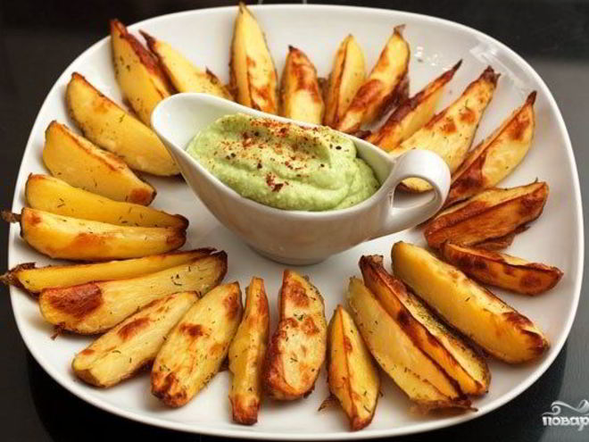 Рецепт печеного картофеля с соусом из авокадо