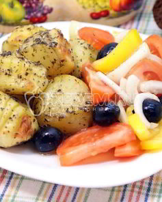 Пряный картофель с салатом