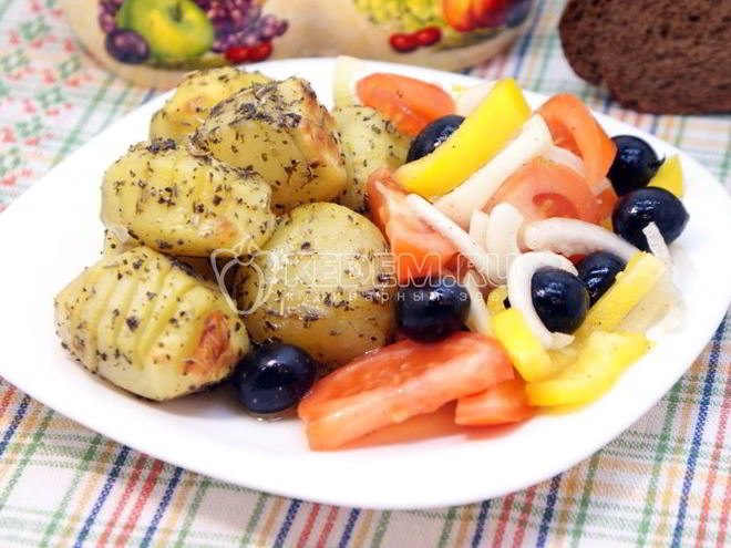 Рецепт пряного картофеля с салатом