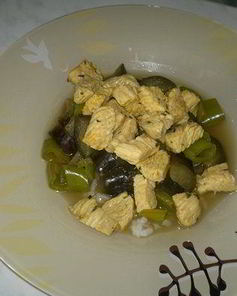 Рис с баклажаном и перцем в восточно-азиатском стиле с грудкой индейки