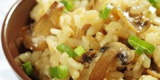 Рис с лесными грибами и зеленым луком