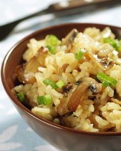Рис с лесными грибами и зеленым луком