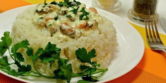 Рис с мидиями в соусе