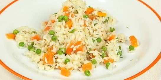 Рис с морковью и горошком