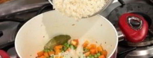 рис с морковью и горошком. Шаг 4