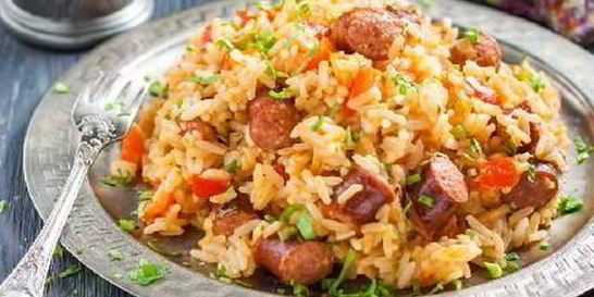 Рис с овощами и сосисками