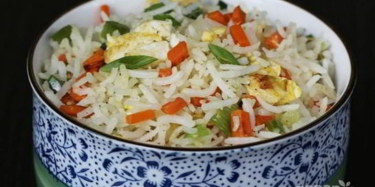 Рис с жареными овощами и яйцом