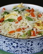 Рис с жареными овощами и яйцом