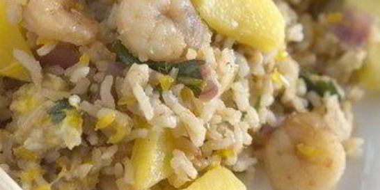 Тайский жареный рис с креветками и ананасами