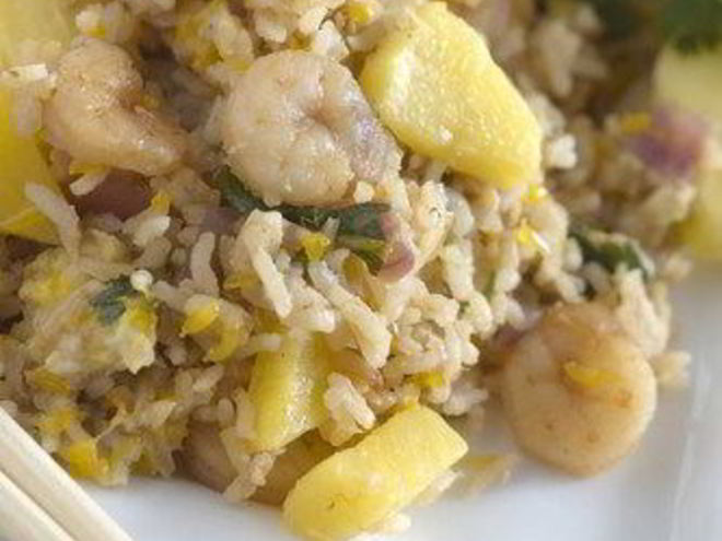 Рецепт тайского жареного риса с креветками и ананасами