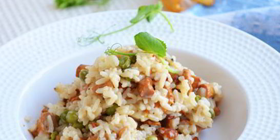 Тушеный рис с лисичками и молодым горошком