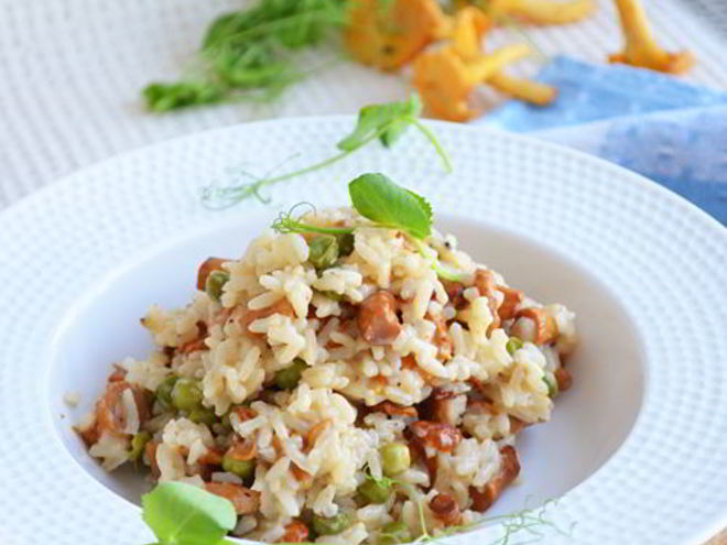 Рецепт тушеного риса с лисичками и молодым горошком