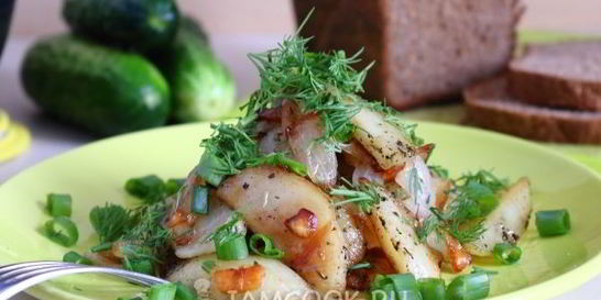 Жареная картошка с луком на сковороде