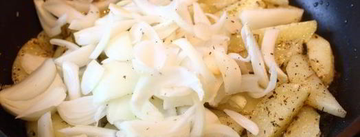 жареная картошка с луком на сковороде. Шаг 10