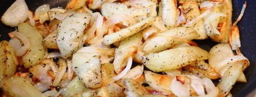 жареная картошка с луком на сковороде. Шаг 11