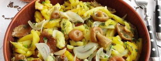 жареная картошка с солеными грибами. Шаг 17