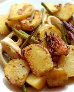 Жаренный картофель с кальмарами и стручковой фасолью