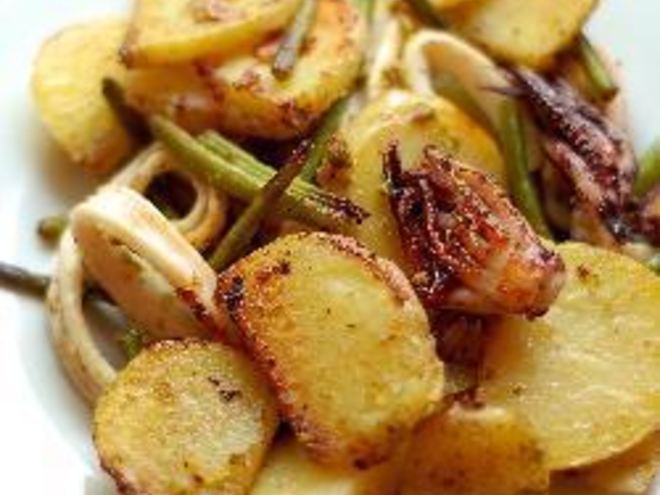 Рецепт жаренного картофеля с кальмарами и стручковой фасолью