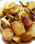 Жаренный картофель с кальмарами и стручковой фасолью