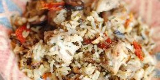 Жаренный рис с курицей и маслинами