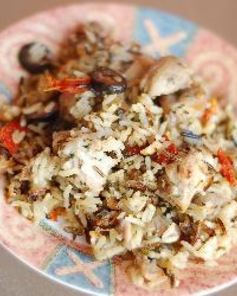 Жаренный рис с курицей и маслинами