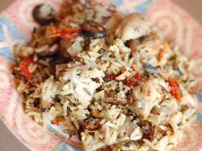 Рецепт жаренного риса с курицей и маслинами