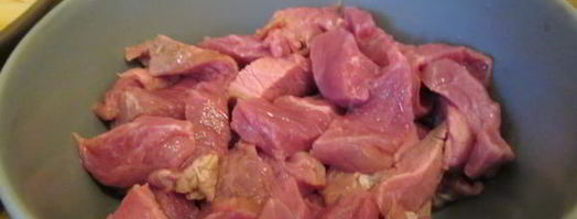 жареный картофель с говядиной в сметанном соусе. Шаг 2