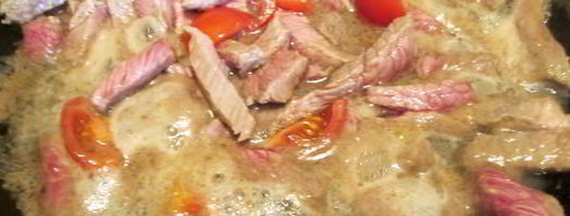 жареный картофель с говядиной в сметанном соусе. Шаг 4