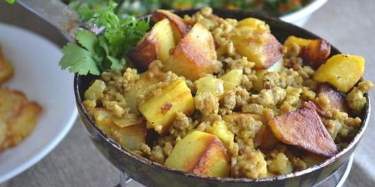 Жареный картофель с мясным фаршем и чесноком