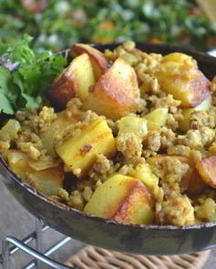 Жареный картофель с мясным фаршем и чесноком