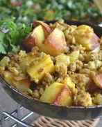 Жареный картофель с мясным фаршем и чесноком