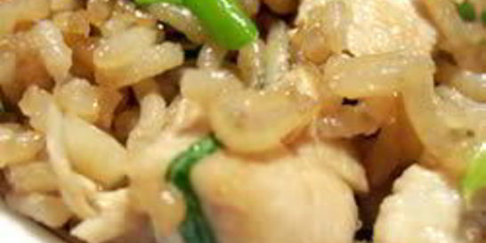 Жареный рис с курицей и кинзой